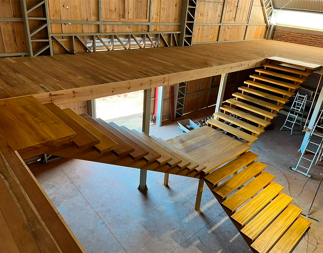 Escada em madeira de tatajuba