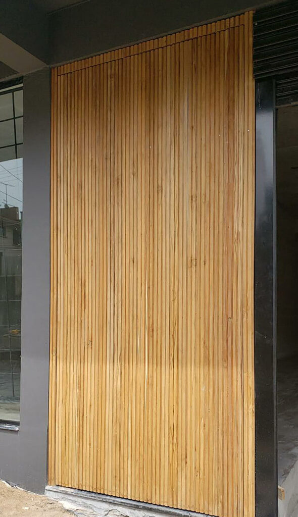 Porta ripada em madeira de TECA